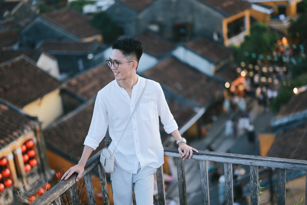 ビジネスカジュアルな服装の30代男性のポートレート