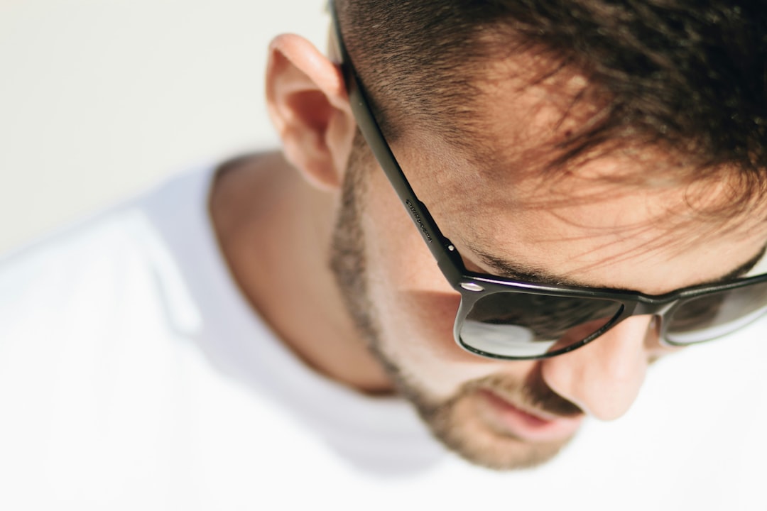 カフェでデートを楽しむカップル