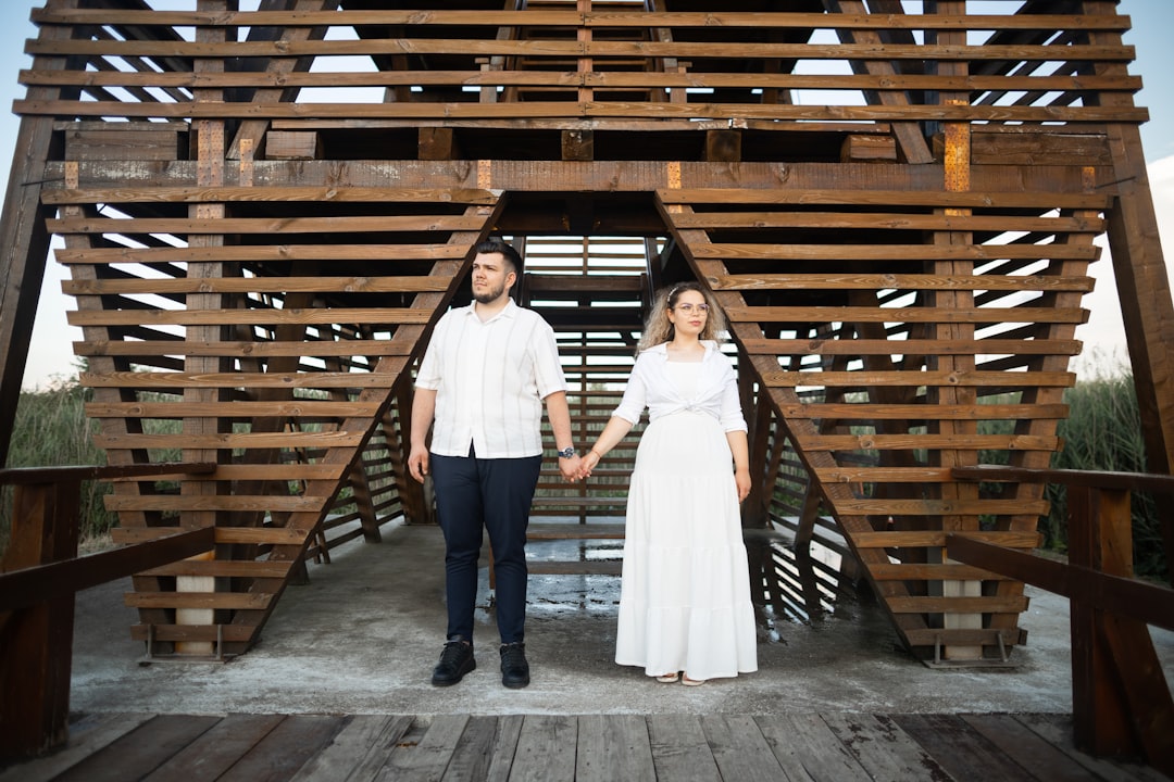 アートギャラリーで文化について語り合う知的なカップル