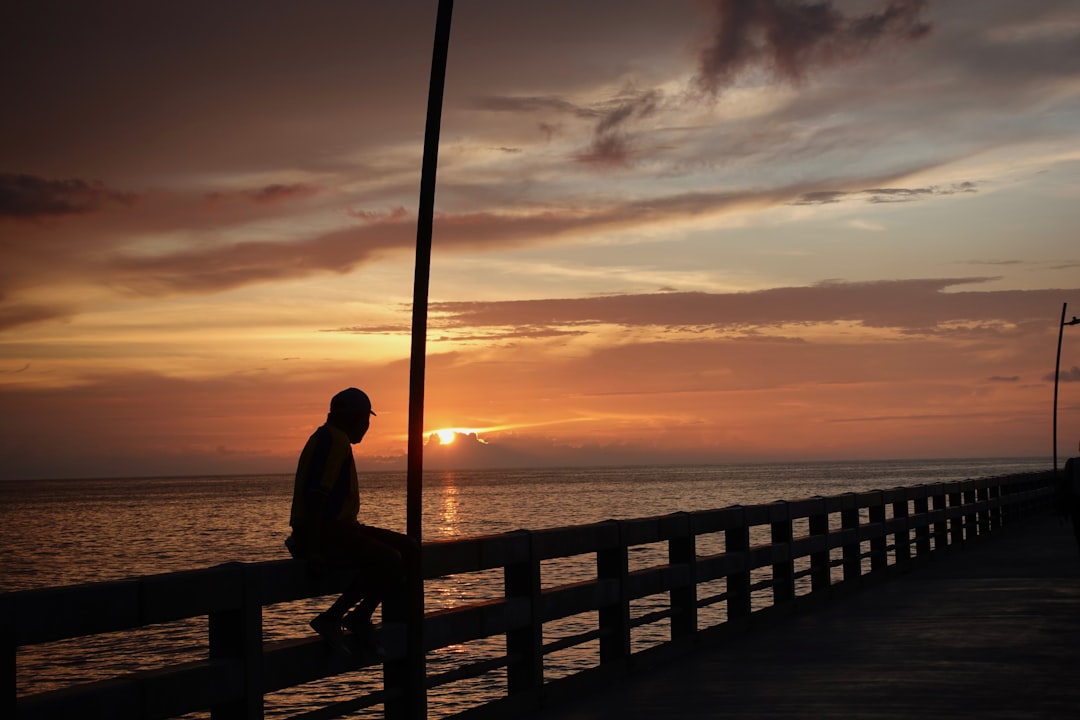瞑想しながら内面と向き合う女性