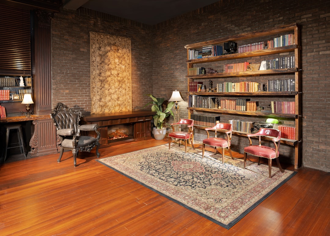 知的なカップルが美術館で非言語的なコミュニケーションを楽しむ様子