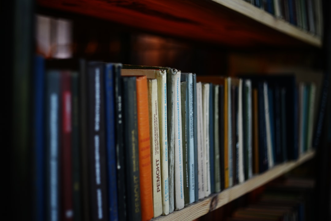 エレガントなカップルがワインバーで深い感情を共有している様子