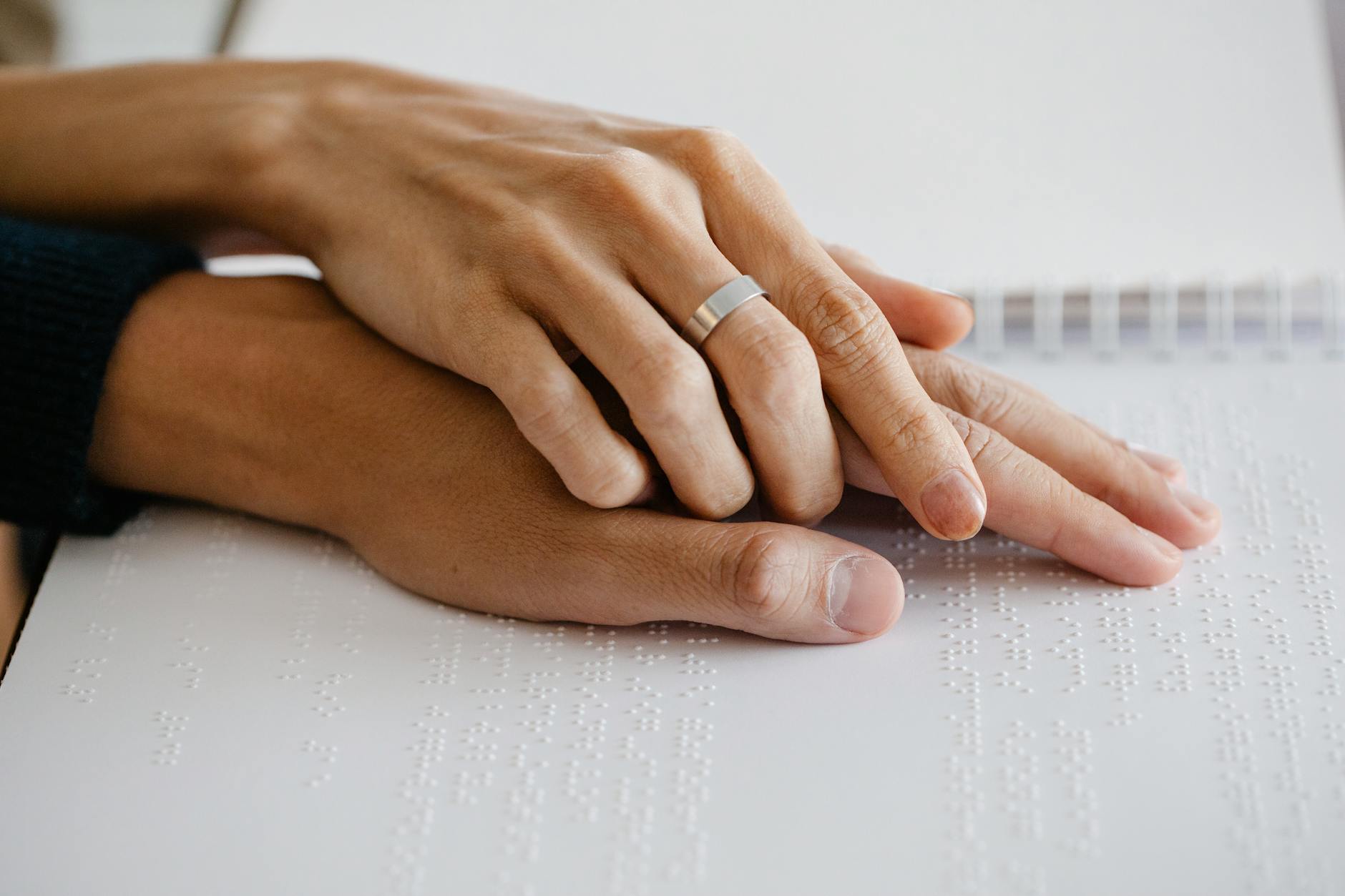 エレガントなカップルが心の通じ合いを感じている瞬間