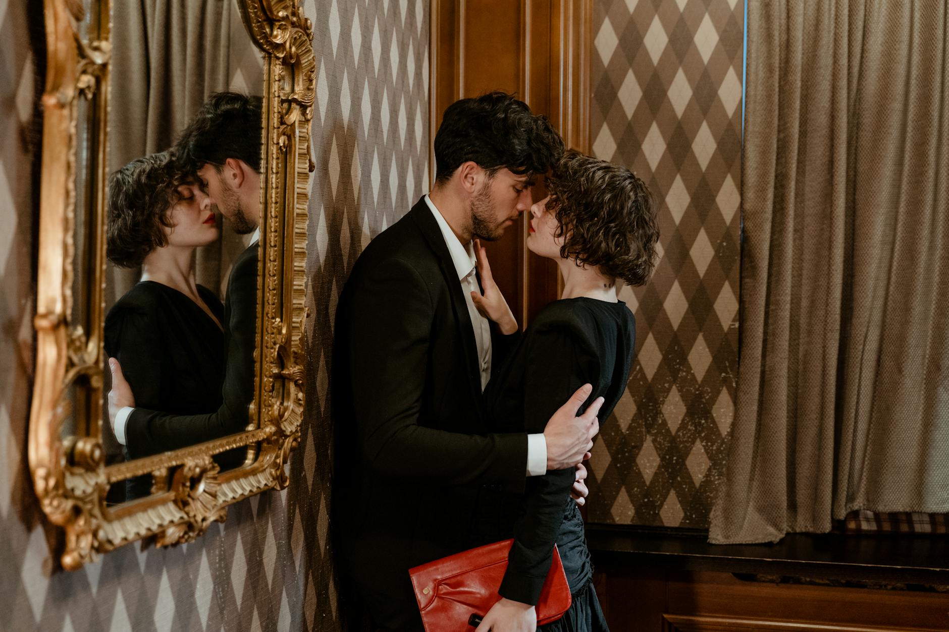 書店で一緒に文化の本を選ぶ知的なカップル