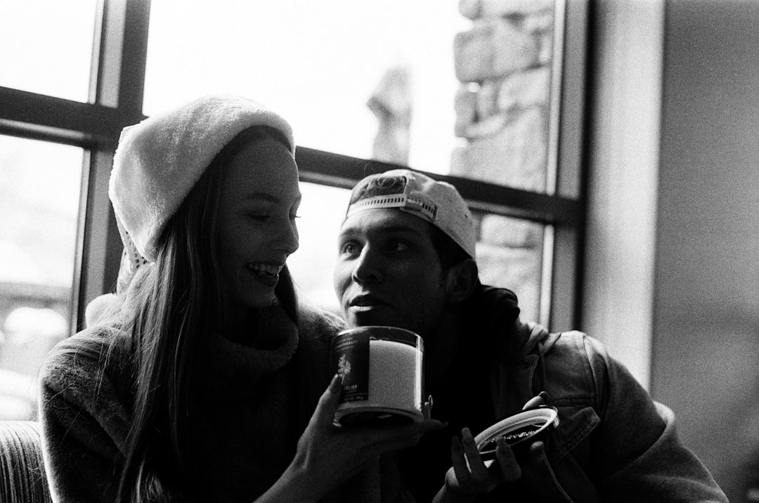 カフェでデートする若いカップル