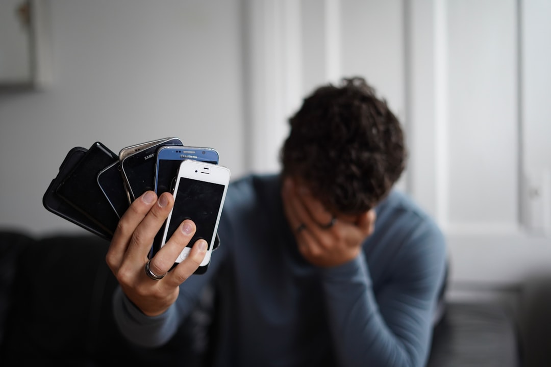 カフェで考え込む30代男性