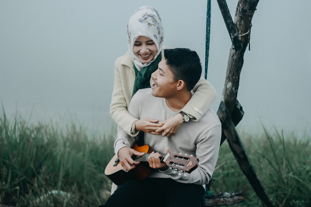 40代の成熟したカップルが穏やかに過ごしている温かい雰囲気の画像