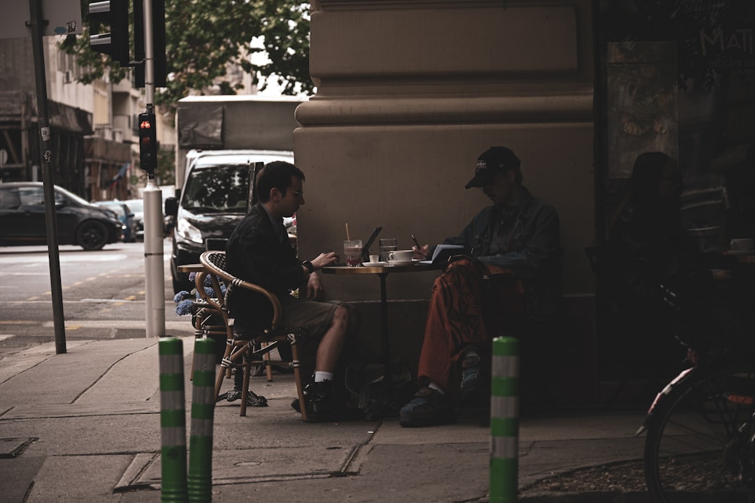 手をつないで歩く40代のカップル
