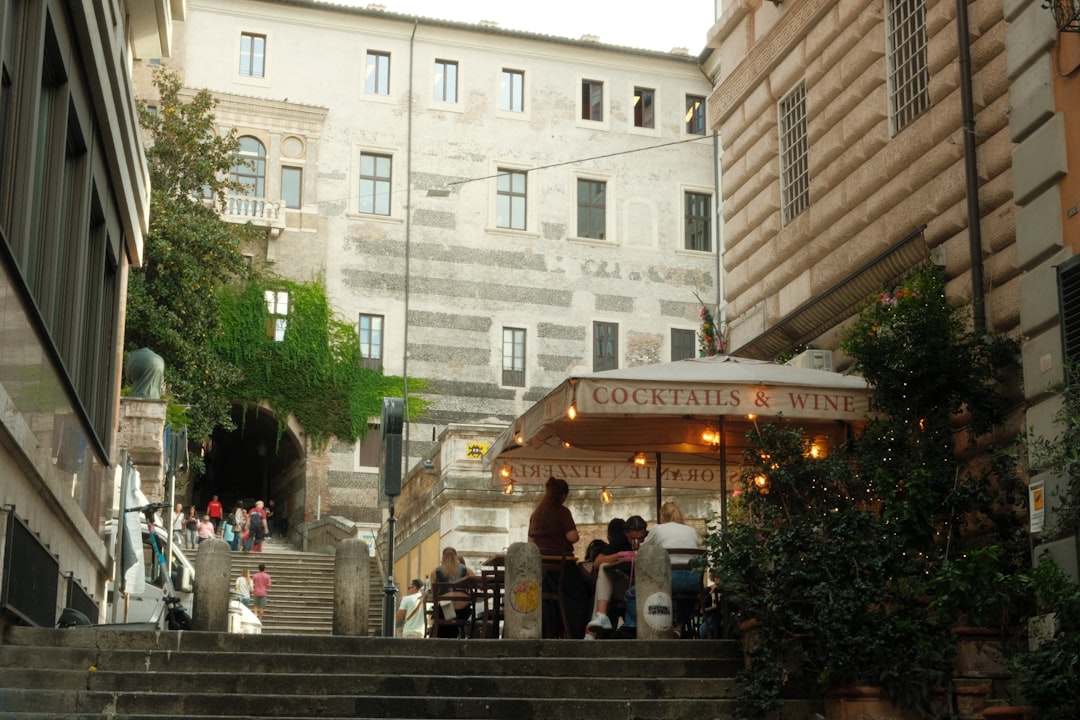 イタリアンレストランで会話を楽しむ男女