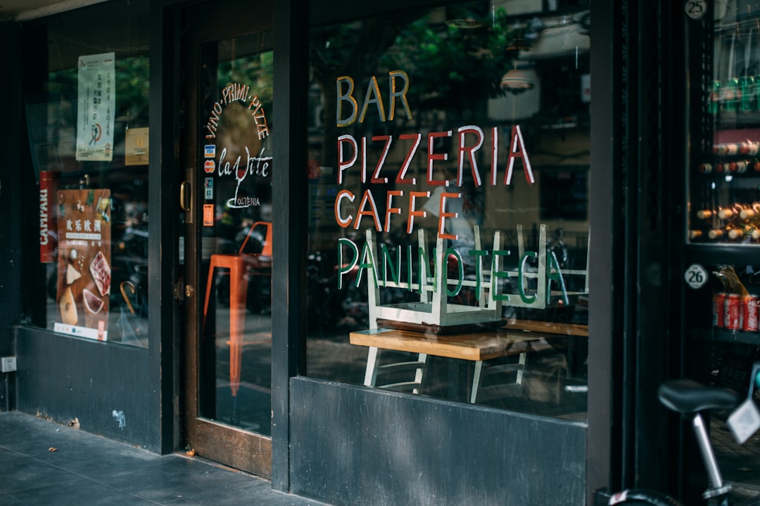 おしゃれなレストランでデートを楽しむカップル