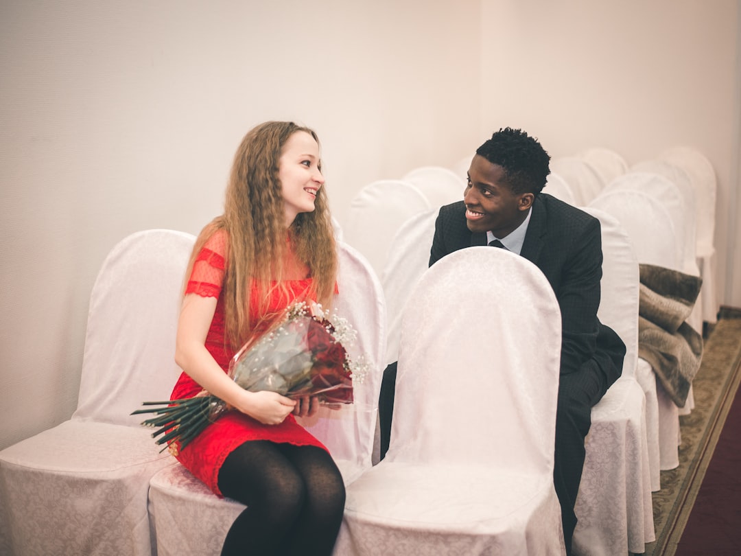 知的なカップルが美術館で芸術作品を鑑賞しながら語り合う様子