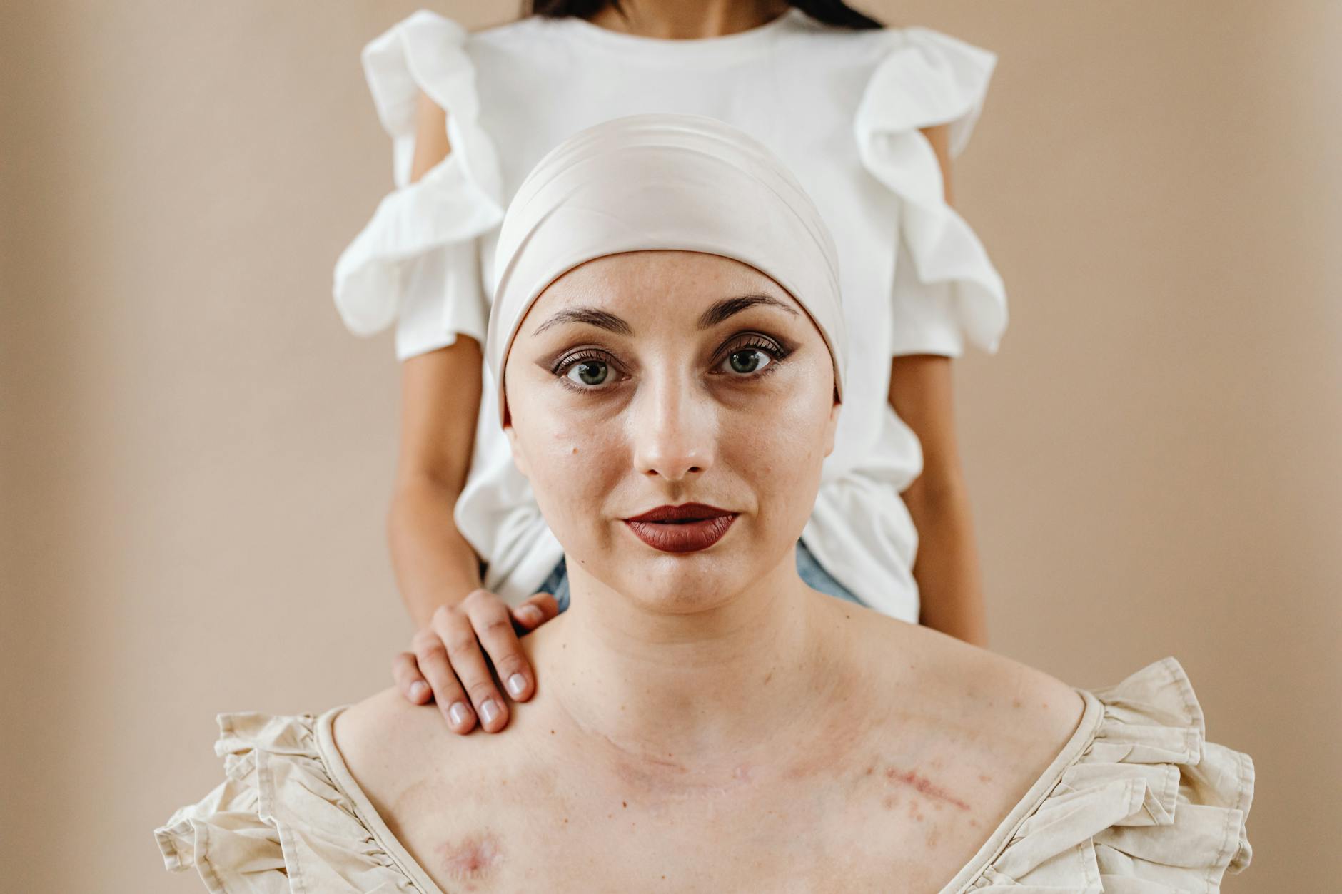 友人に寄り添われながら話をする女性