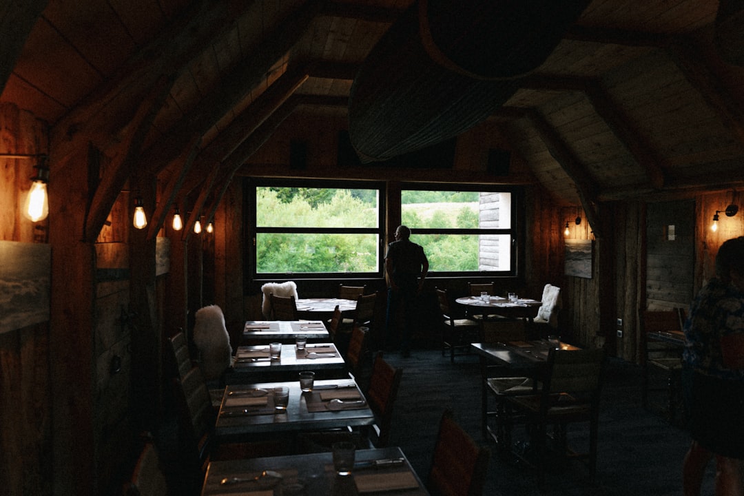 夕暮れの道を一人で歩く人のシルエット