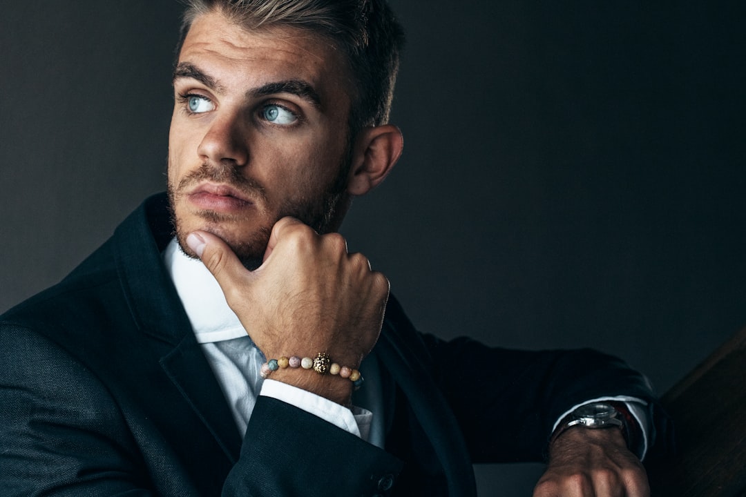 自信に満ちた男性が都市の景色を背景に立つ姿