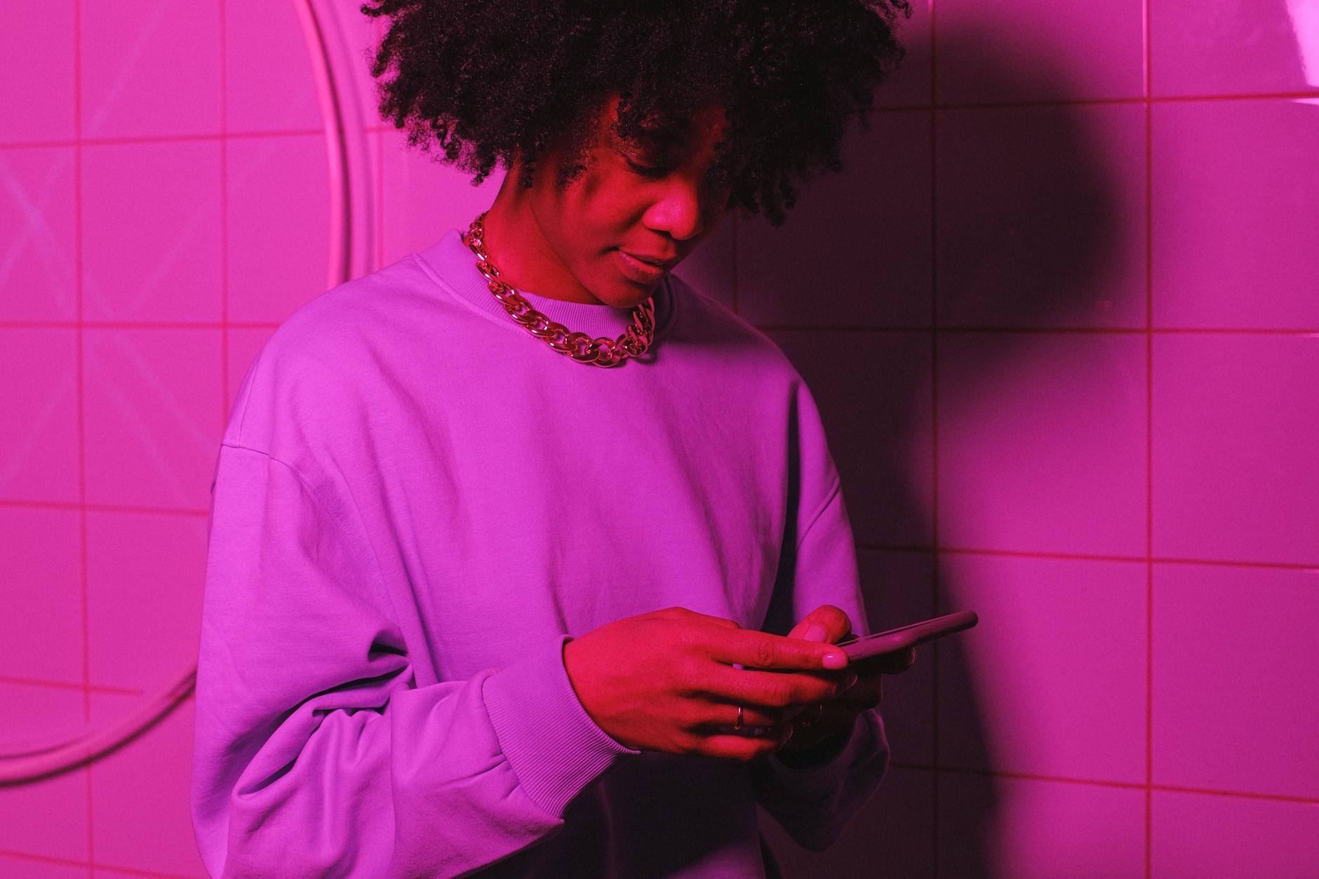 スマホを見ながら笑顔の若いカップル