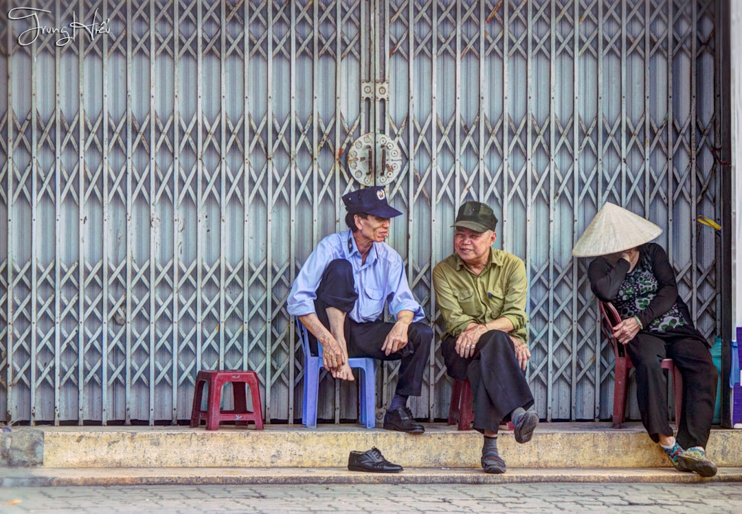 洗練された国際カップルが深い会話を楽しむ様子