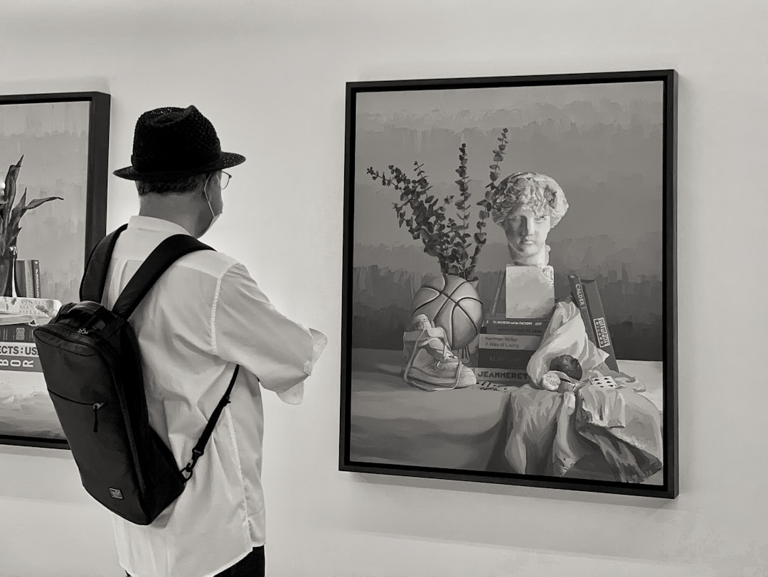 洗練された国際カップルが美術館で深い会話をしている様子