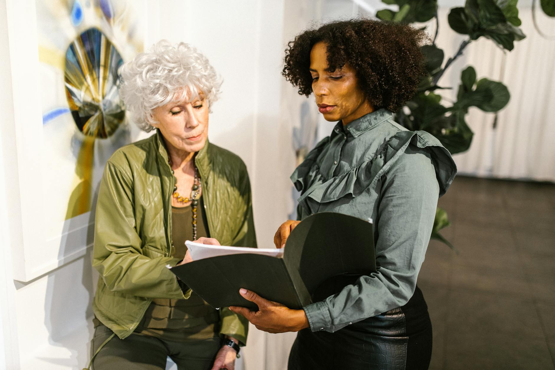 洗練されたカフェで深い会話を楽しむ国際カップル
