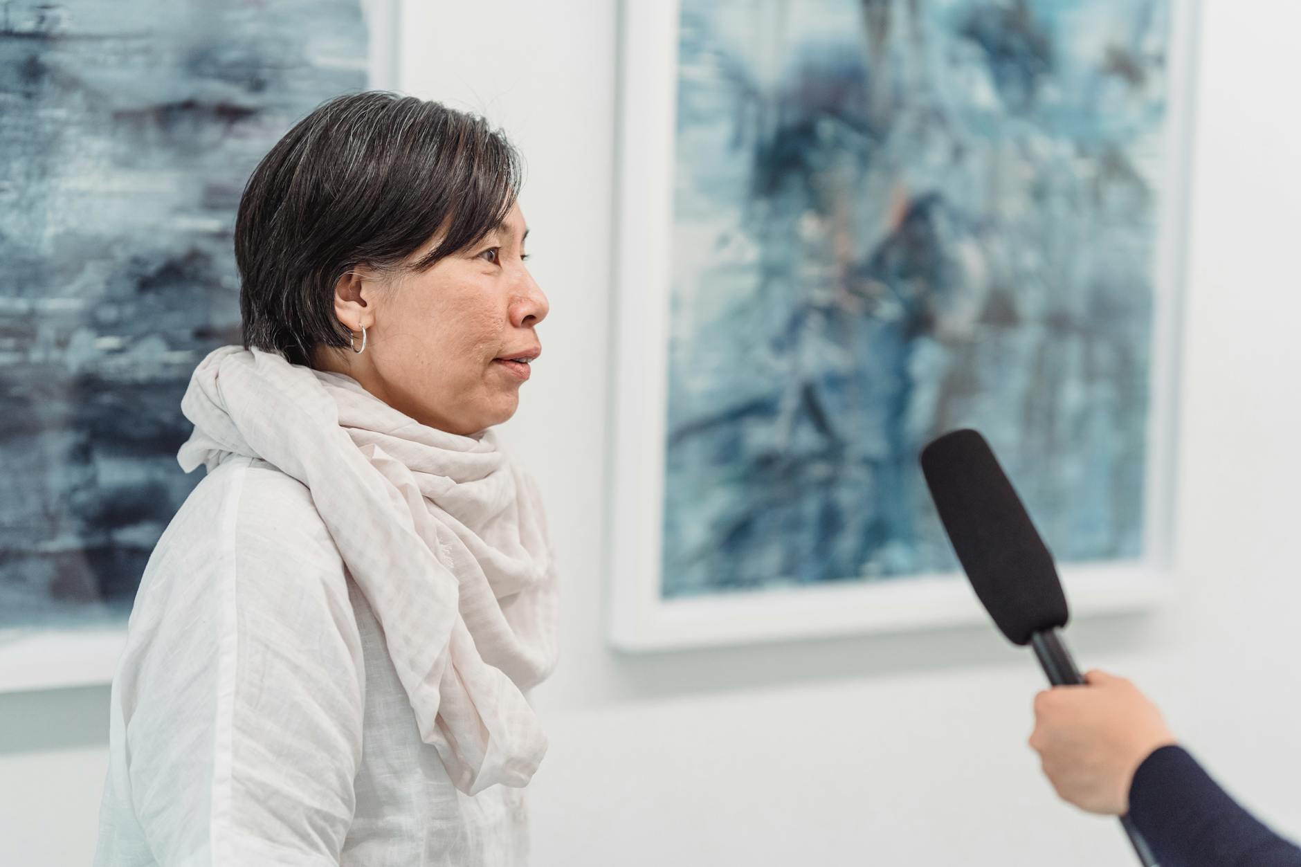 美術館で文化的な体験を共有する大人のカップル