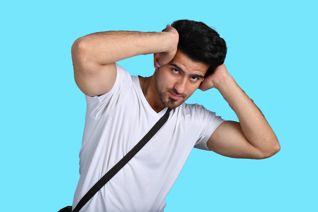 疲れた表情から希望を見出す男性