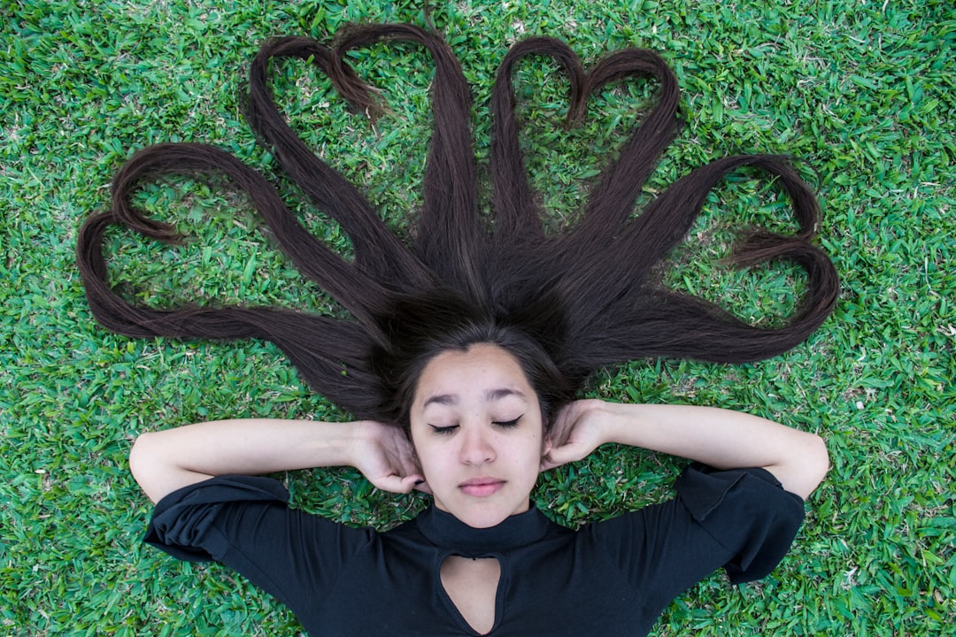 日記を書きながら自分と向き合う女性