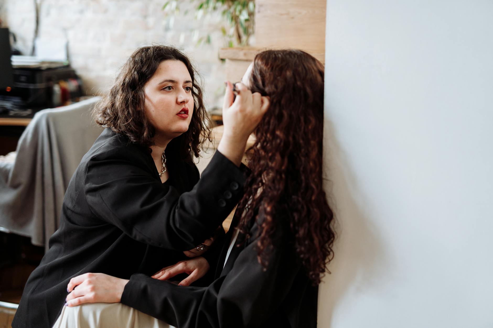 女性が日記を書きながら自分の感情と向き合い、内省している穏やかな瞬間