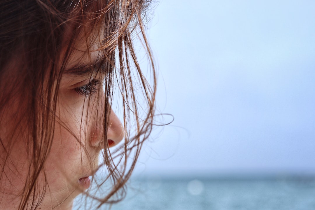 鏡の前で自分に微笑みかける女性