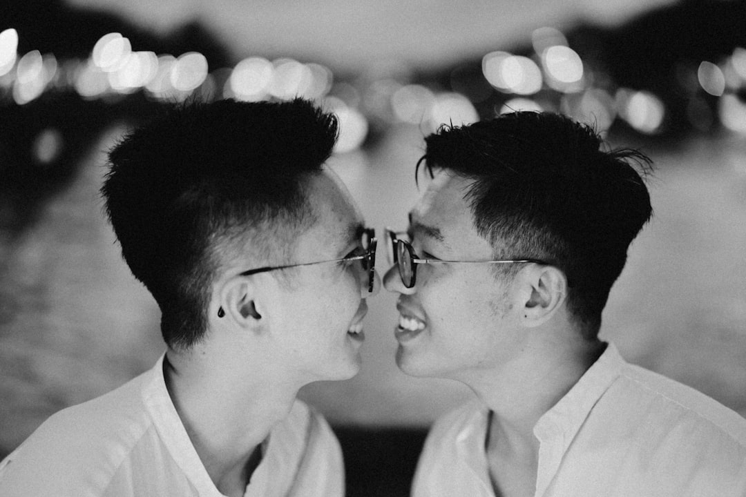 魅力的な男性が自信に満ちた表情で女性と向き合う様子