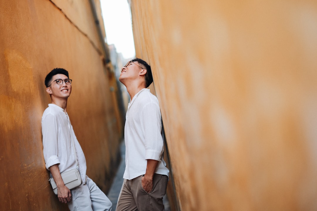 深い会話を楽しむカップルのシルエット