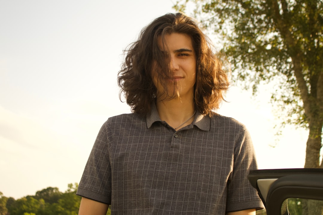 カフェで自然な笑顔を見せる男性