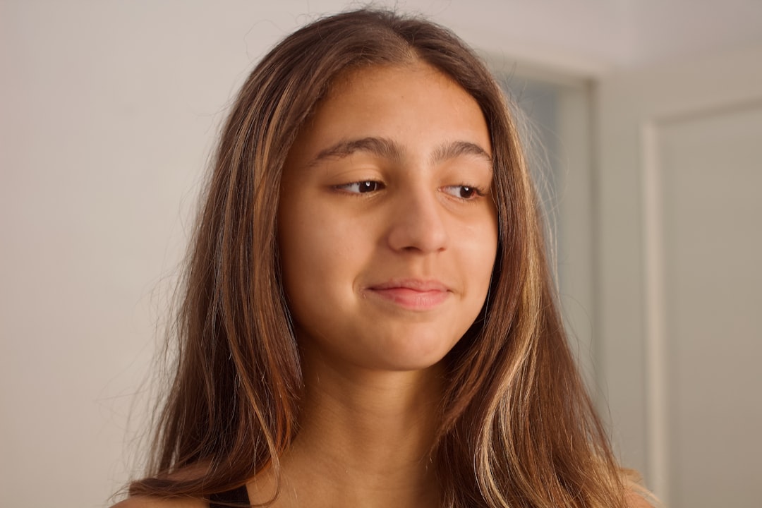 屋外で撮影された爽やかな全身写真