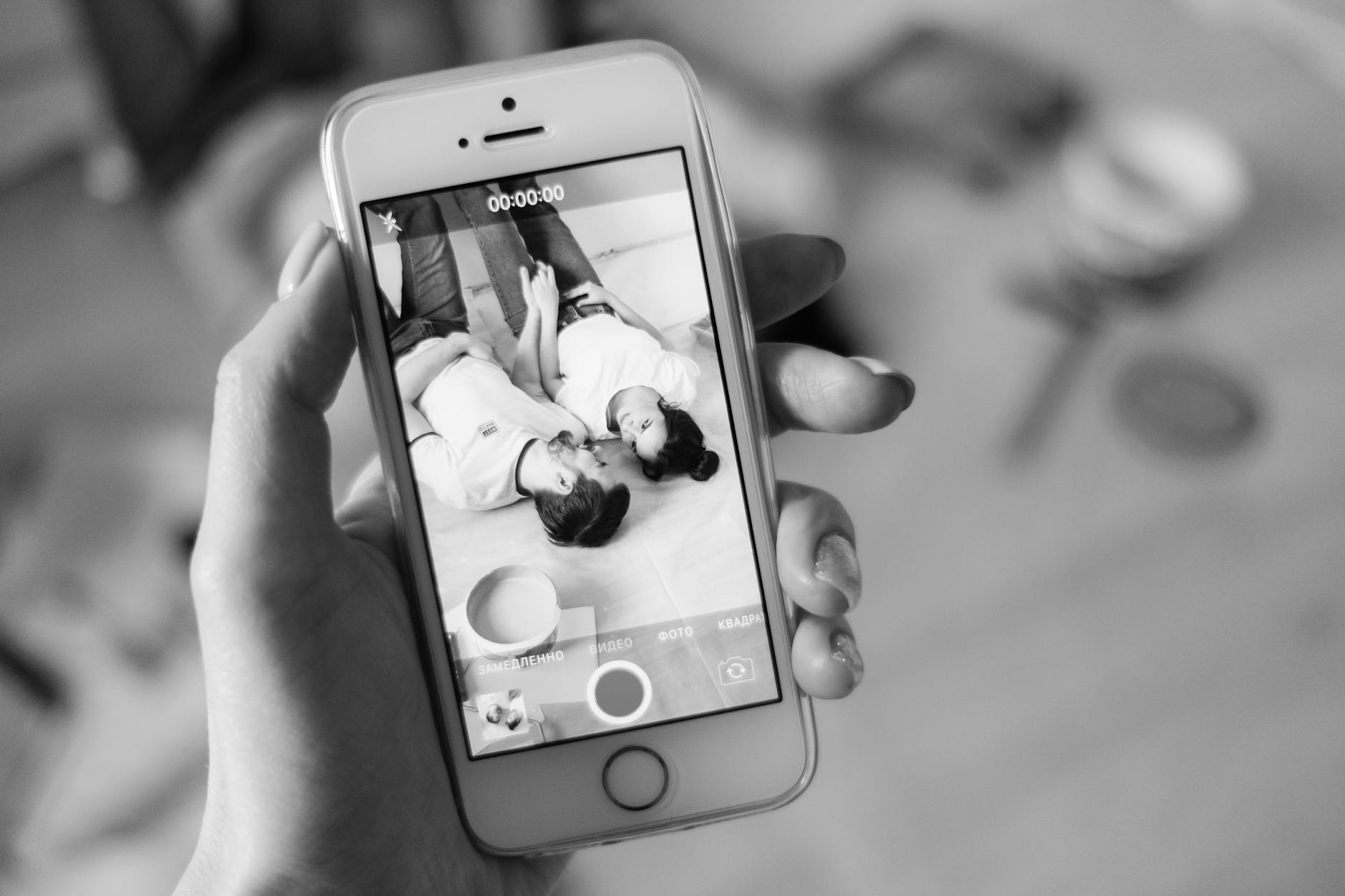 窓際の自然光で撮影される男性のポートレート