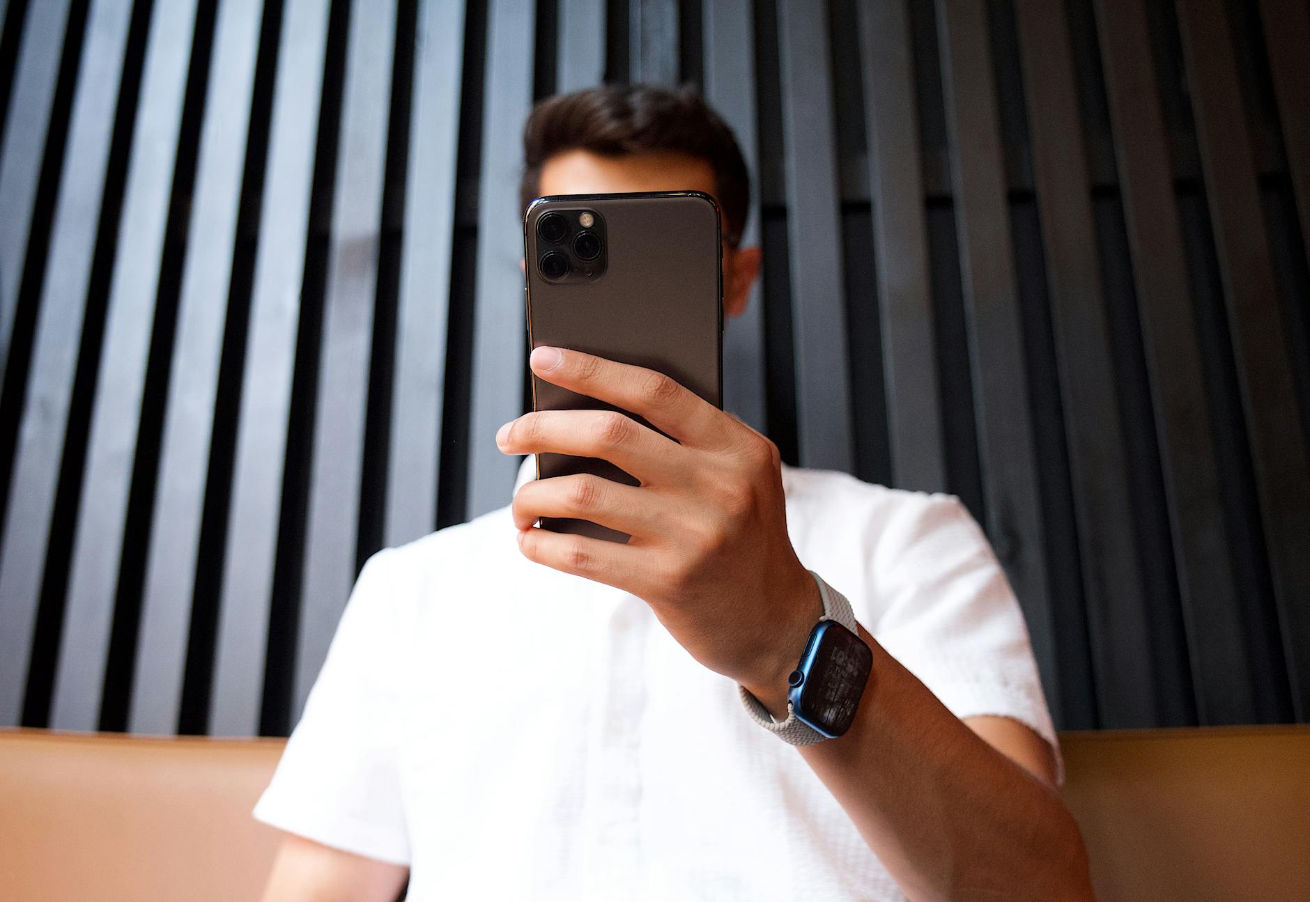 友人と楽しく過ごす社交的な男性