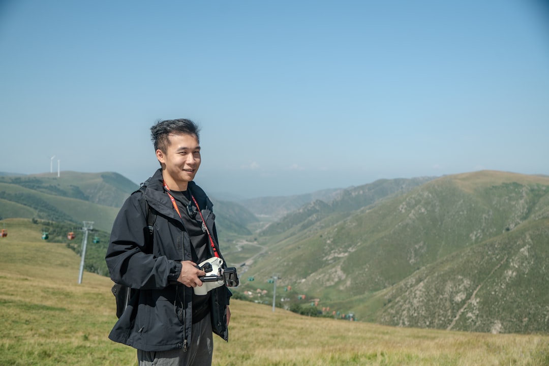 様々なシチュエーションの写真を選ぶ男性