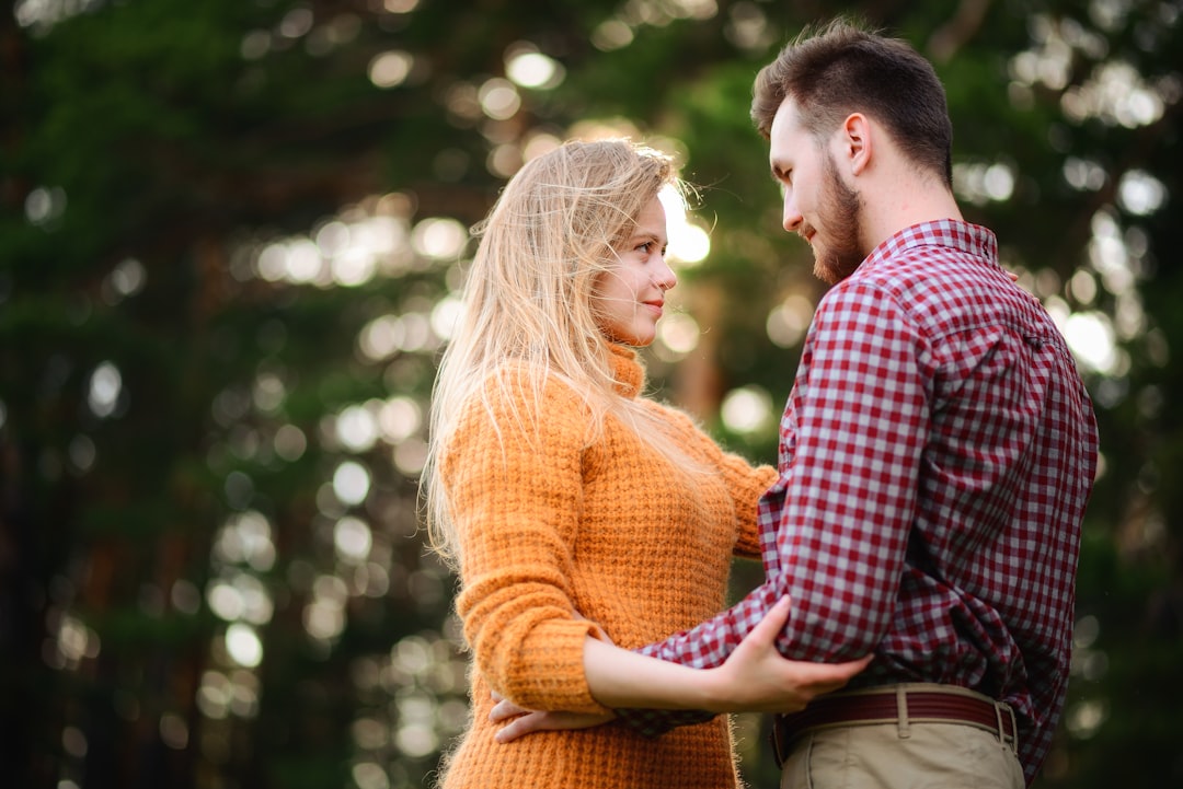 カフェでスマートフォンを使って真剣にプロフィールを考える男性