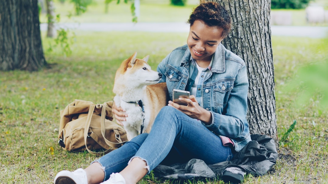 カフェでスマートフォンをチェックするビジネスマン