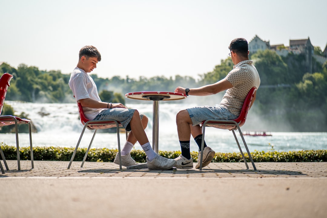 夜にメッセージを送信する男性の手元