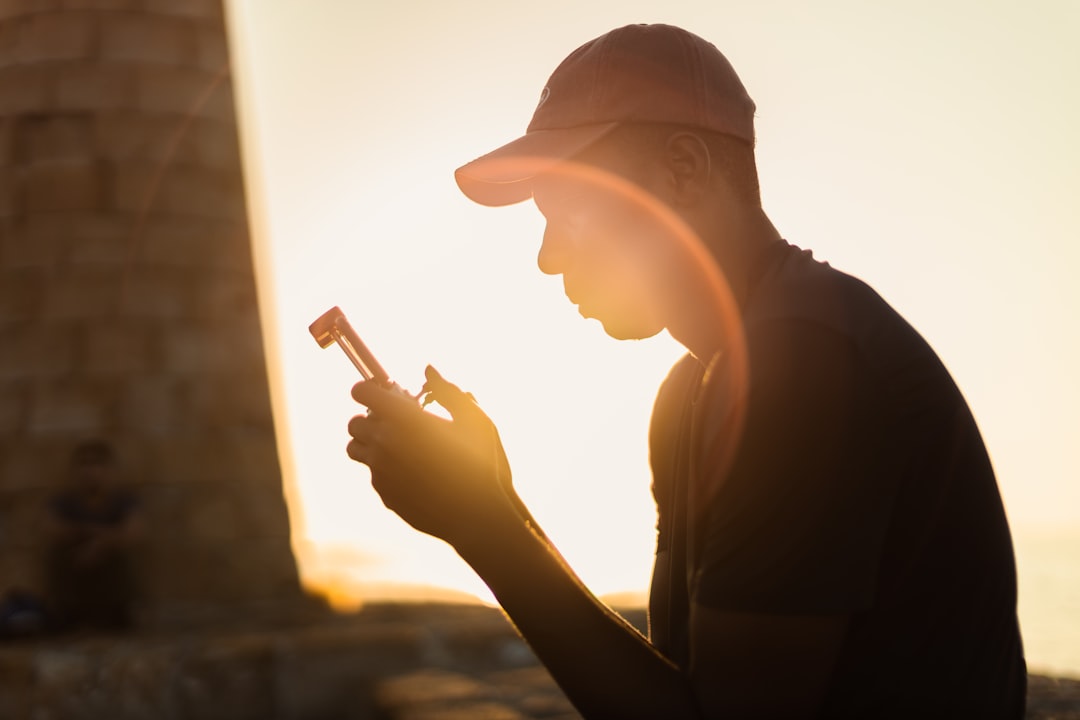 スマートフォンでマッチングアプリを使う30代男性