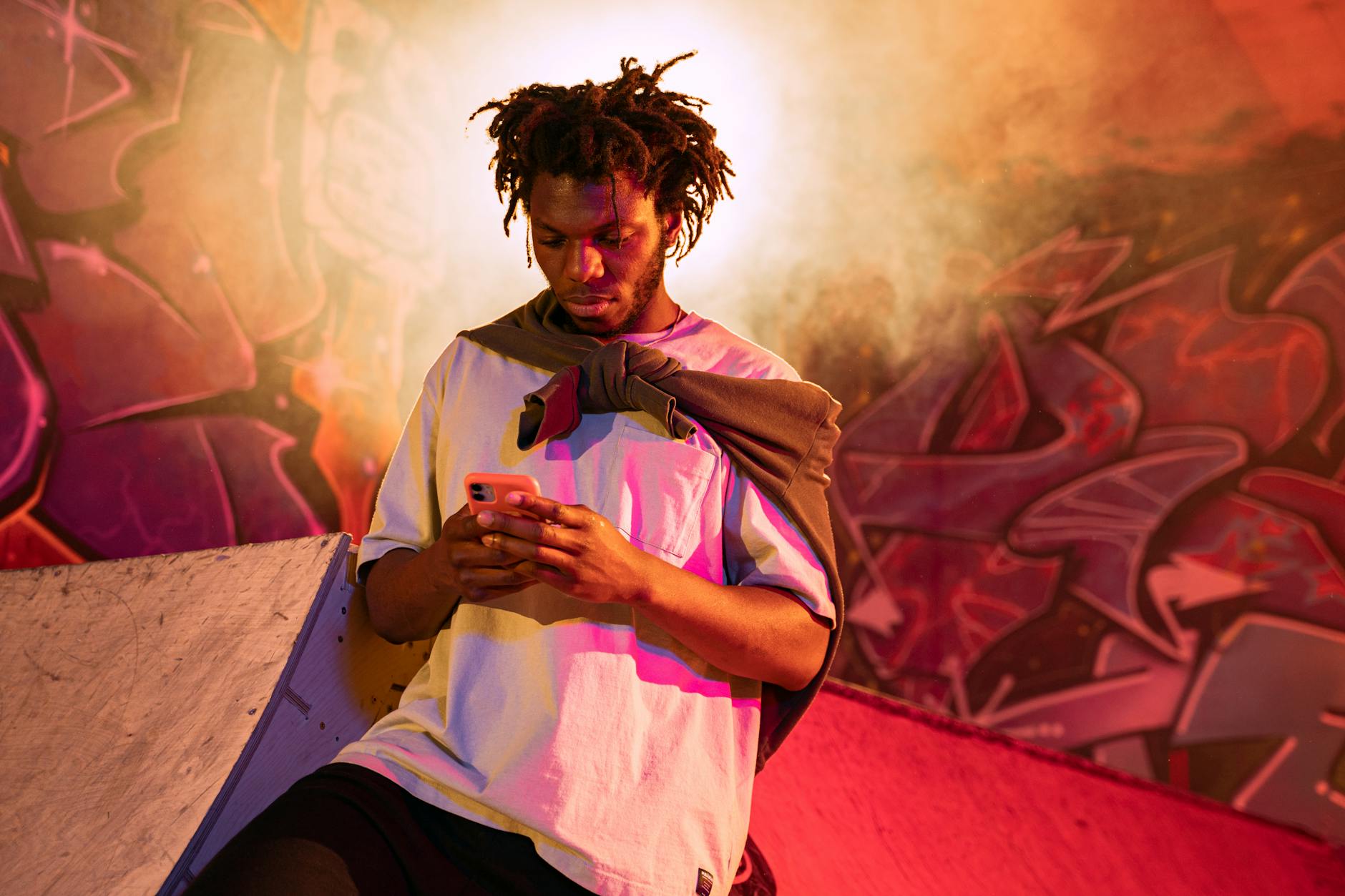 スマートフォンでSNSをチェックしながら幸せそうに微笑む若い女性