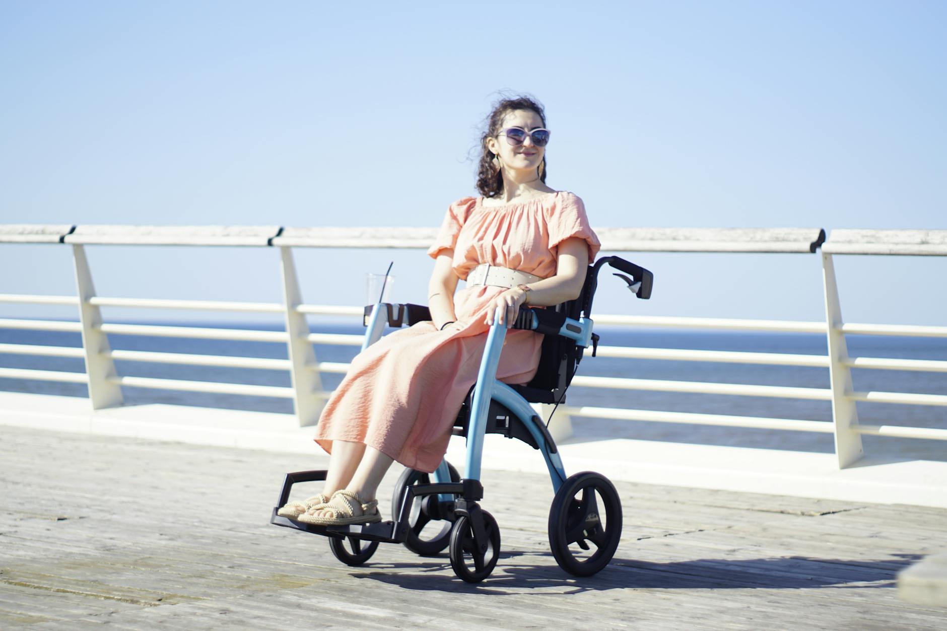 自信に満ちた女性が自由と解放感を表現している明るい画像