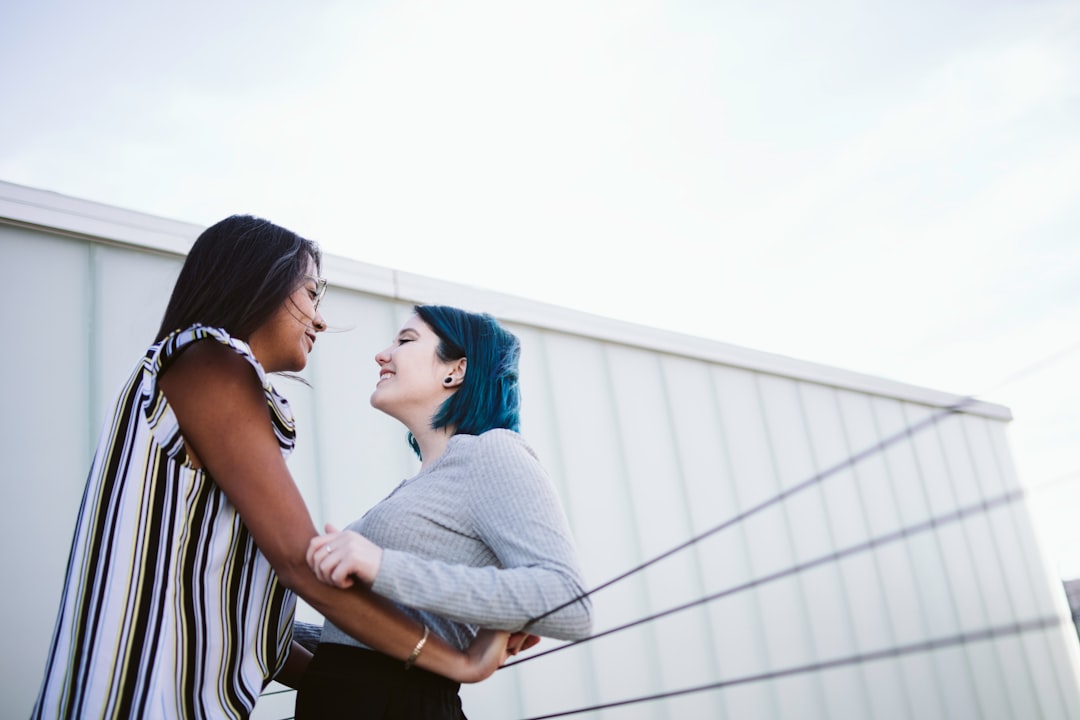 希望に満ちた女性が新しい朝を迎える様子