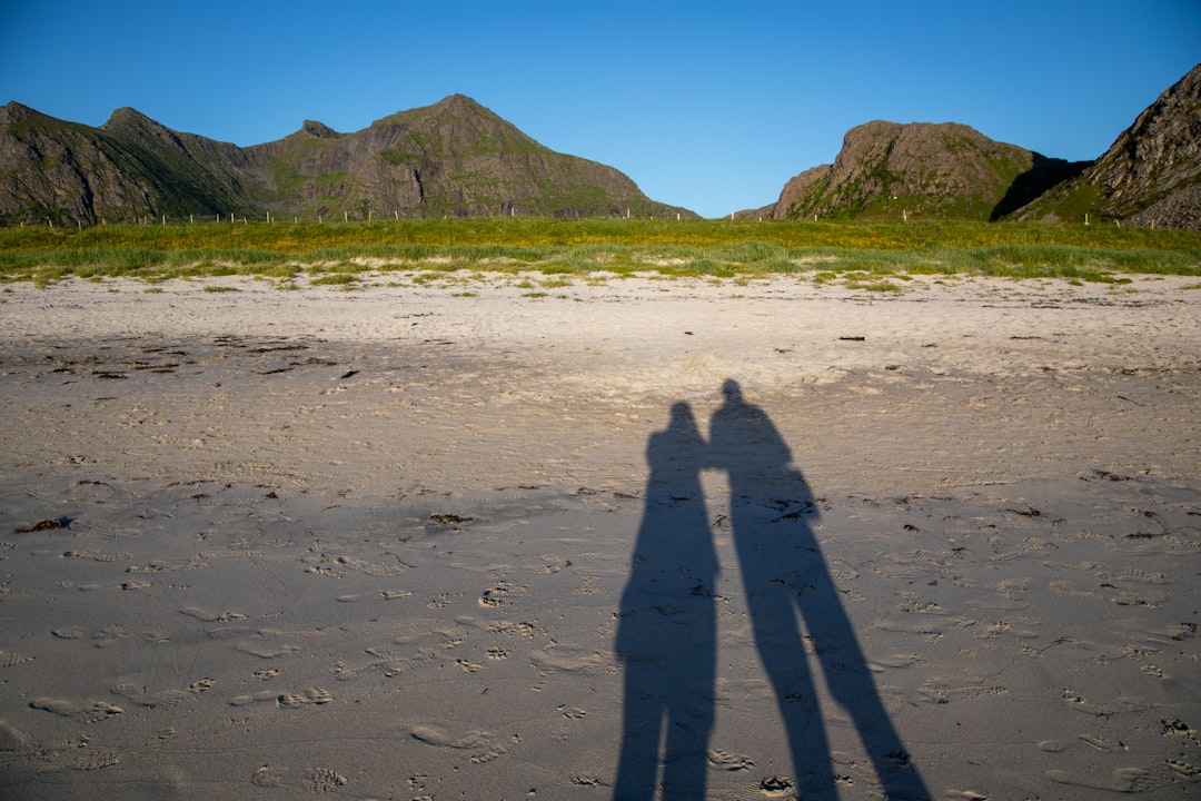 幸せなカップルが手をつなぐ様子
