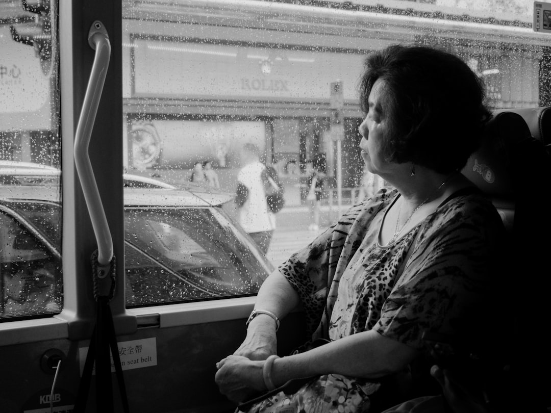 考え込む女性のシルエット