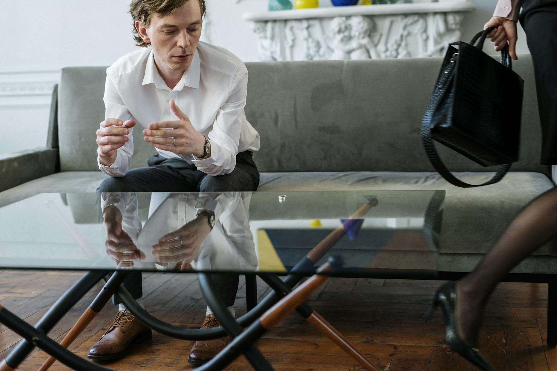 自信に満ちた男性がビジネスミーティングで主導権を握っている様子