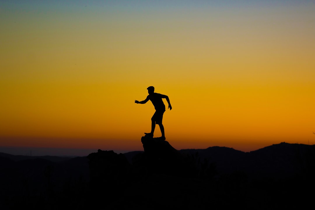 パワーポーズを取る自信のある男性