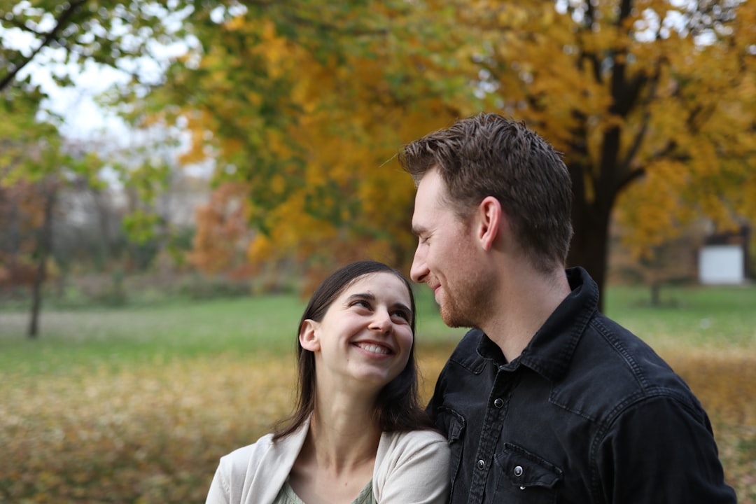 カフェで会話を楽しむカップル