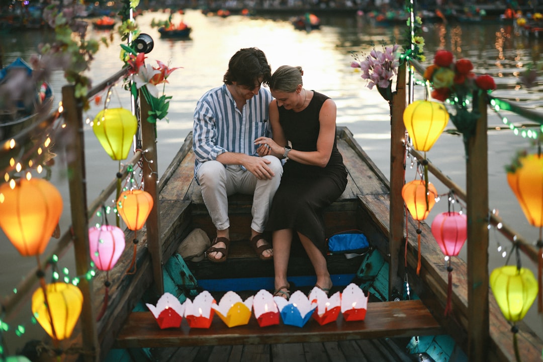 パートナーと向き合って話し合うカップル