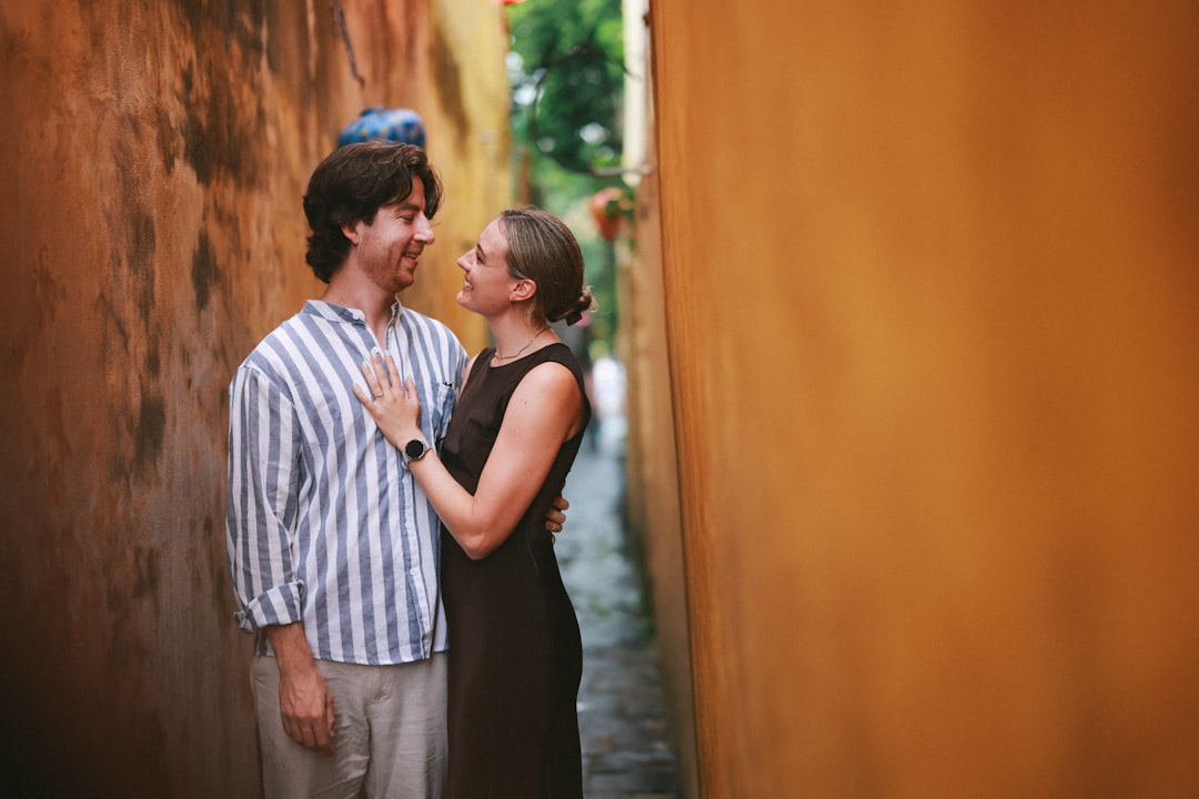 自分と向き合い日記を書く女性