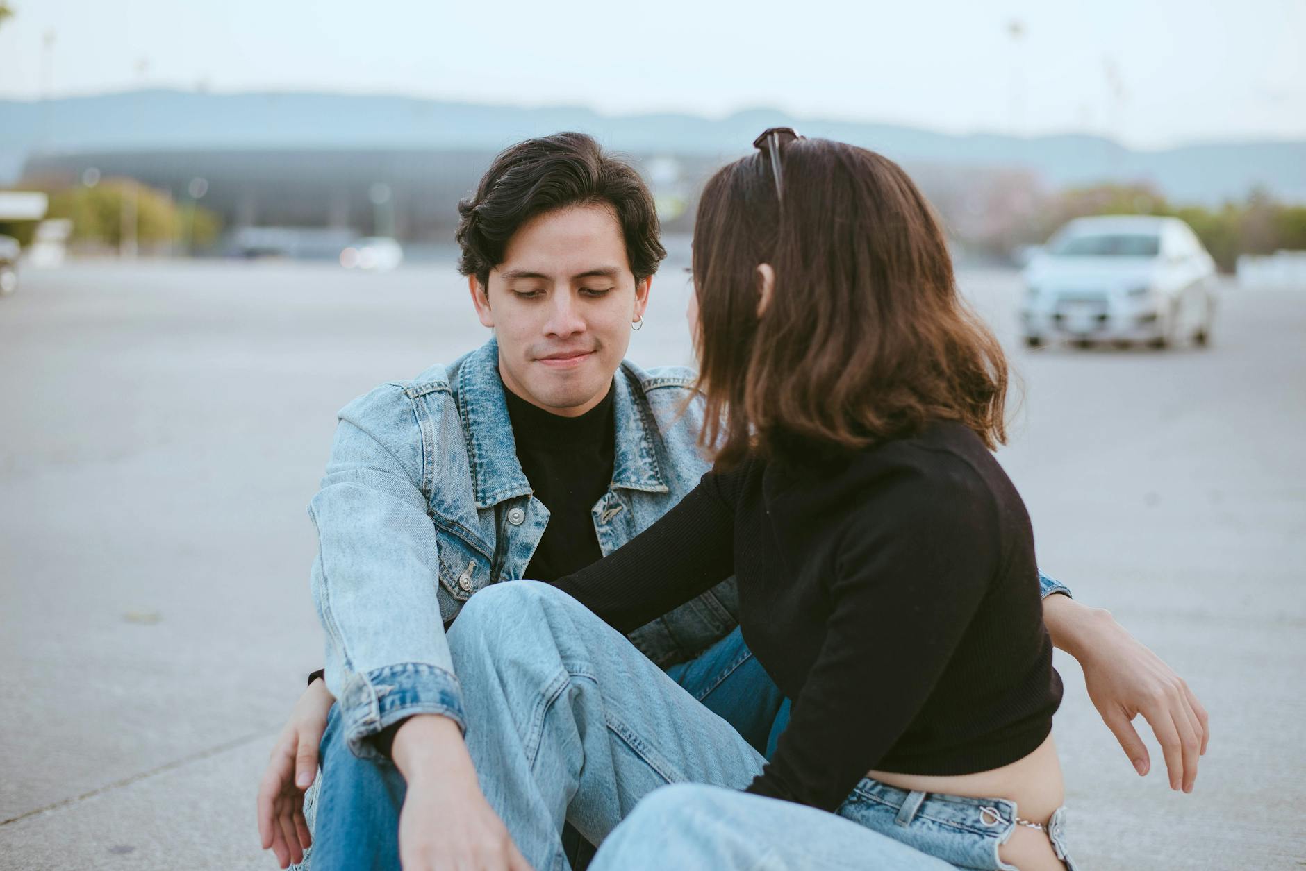 日記を書きながら自分と向き合う女性