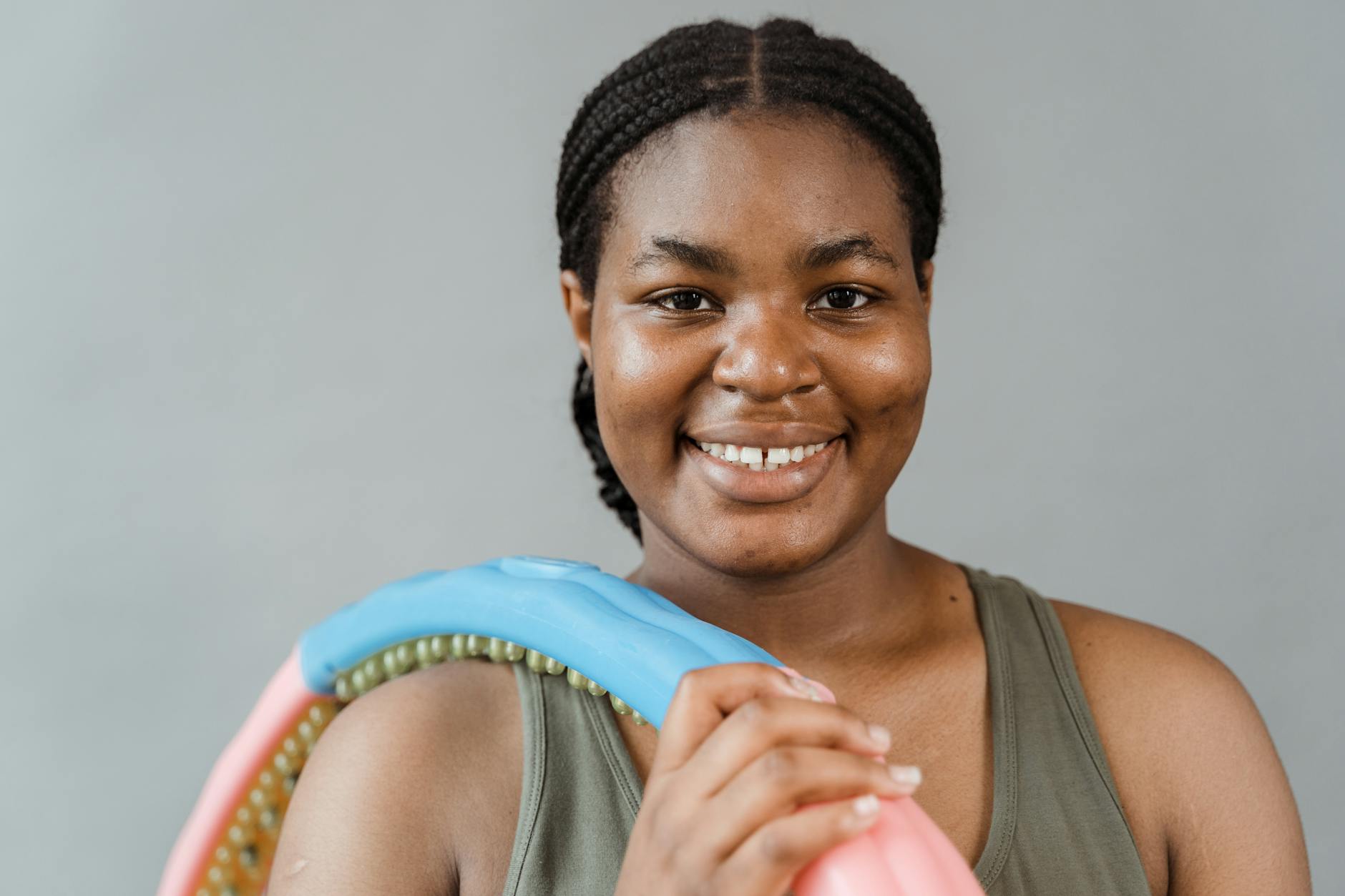 自信を持って微笑む女性が公園でリラックスしている様子